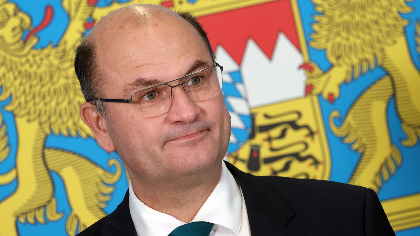 Bayerns Finanzminister Albert Füracker (CSU) blickt gespannt nach Karlsruhe. (Archivbild) Foto: Karl-Josef Hildenbrand/dpa