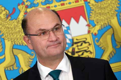 Bayerns Finanzminister Albert Füracker (CSU) blickt gespannt nach Karlsruhe. (Archivbild) Foto: Karl-Josef Hildenbrand/dpa