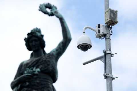 Videoüberwachung ist schon lange Alltag in Bayern – die Zahl der Kameras ist deutlich gestiegen in den vergangenen Jahren. (Symb