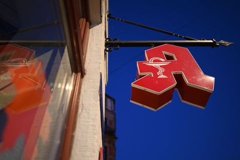 Die Zahl der Apotheken in Sachsen geht seit Jahren zurück. (Symbolbild) Foto: Robert Michael/dpa