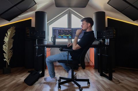 Julian Sommer genießt die Stille der Vulkaneifel. Foto: Rolf Vennenbernd/dpa