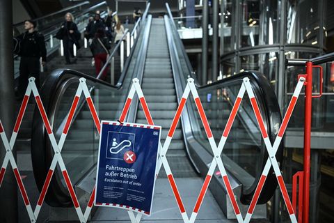 Seit Wochen kaputt: Rolltreppen im Hauptbbahnhof. Foto: Britta Pedersen/dpa