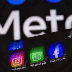 App-Symbole von Instagra, Whatsapp und Facebook auf einem Smartphone-Display