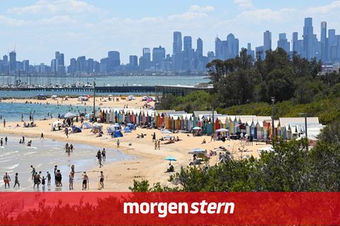 Blick über die berühmten Badehäuser an der Brighton Beach auf die Skyline Melbournes