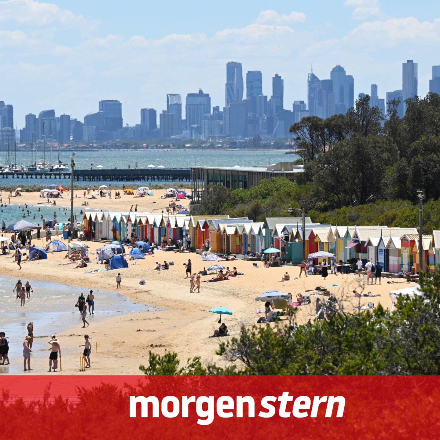 Blick über die berühmten Badehäuser an der Brighton Beach auf die Skyline Melbournes