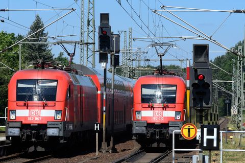 Die Strecke wurden wegen eines Böschungsbrands gesperrt. Foto: Soeren Stache/dpa