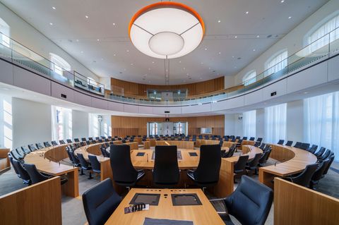 Umfrage deutet auf Kopf-an-Kopf-Rennen zwischen CDU und SPD hin. (Archivbild) Foto: Andreas Arnold/dpa