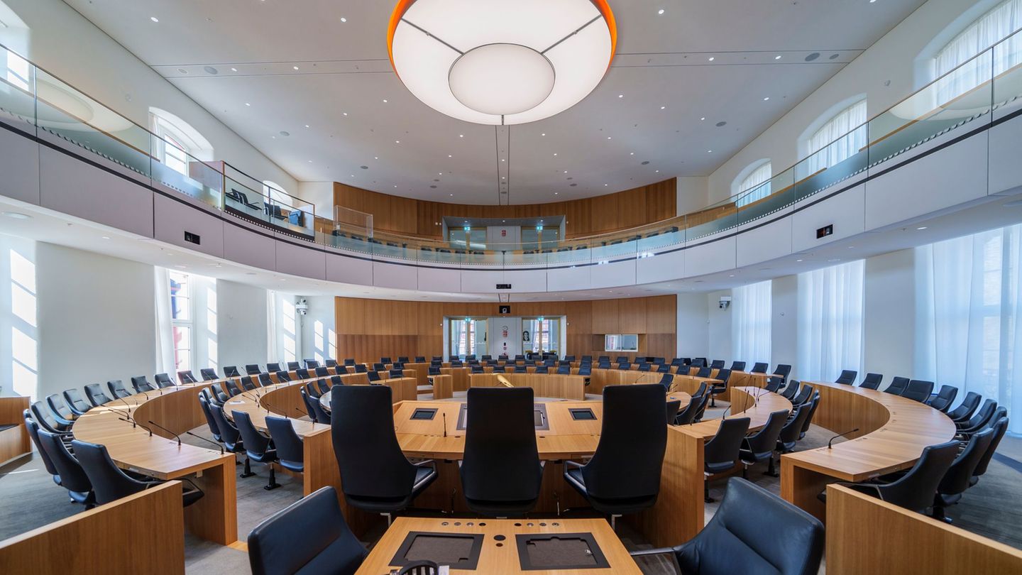 Umfrage deutet auf Kopf-an-Kopf-Rennen zwischen CDU und SPD hin. (Archivbild) Foto: Andreas Arnold/dpa