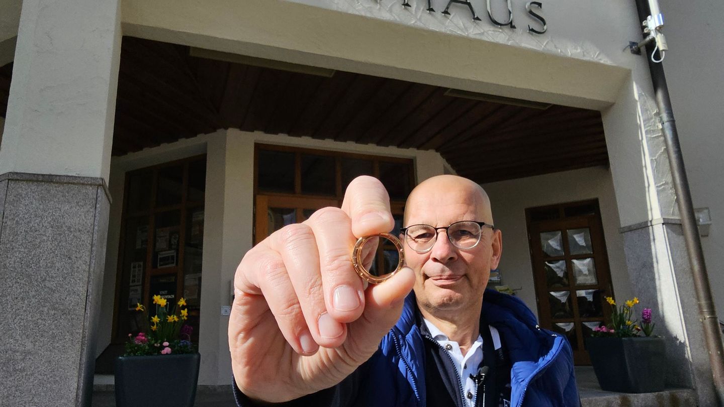 Ein Ehering ist nach einer kleinen Odyssee durch Nordbayern wieder bei seinem Berliner Besitzer angekommen. Foto: Mike Müller/dp