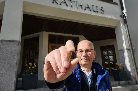 Ein Ehering ist nach einer kleinen Odyssee durch Nordbayern wieder bei seinem Berliner Besitzer angekommen. Foto: Mike Müller/dp