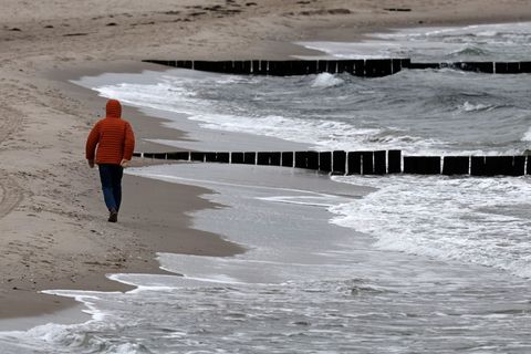 In Mecklenburg-Vorpommern wird es am Freitag windig – an den Küsten und im Binnenland. (Symbolbild) Foto: Bernd Wüstneck/dpa