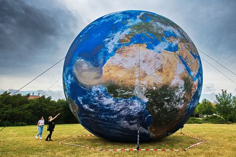 Veränderungen an der Erdoberfläche und in der Atmosphäre beeinflussen die Erdrotation. (Archivbild) Foto: Uhlíø Patrik/CTK/dpa