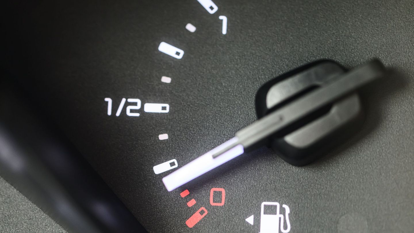 Wegen der hohen Benzin- und Dieselpreise fordert ein Verband befristete Steuerentlastungen. (Symbolbild) Foto: Robert Michael/dp