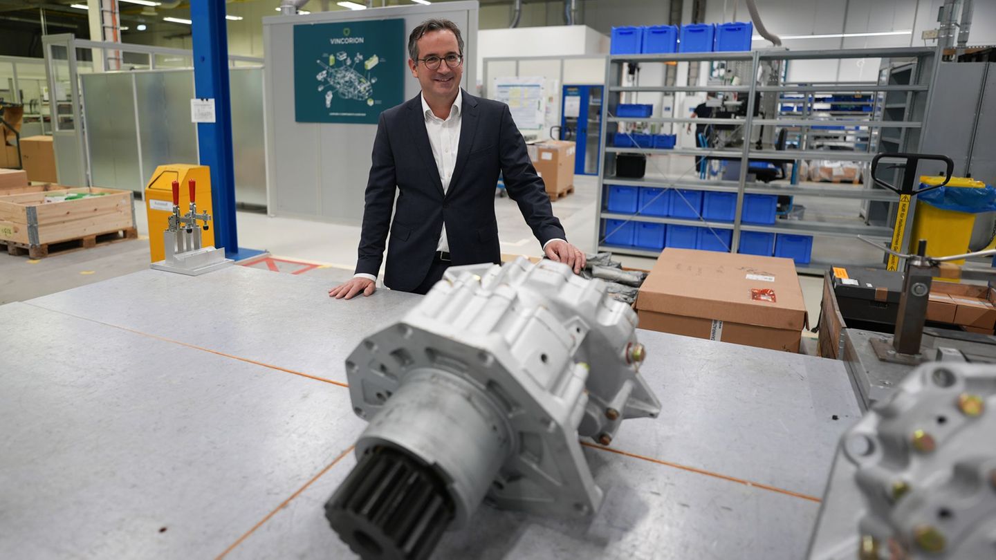Vincorion-Chef Kajetan von Mentzingen in einer Produktionshalle seines Unternehmens. (Archivbild) Foto: Marcus Brandt/dpa