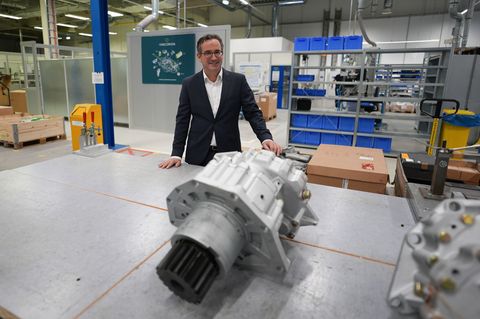 Vincorion-Chef Kajetan von Mentzingen in einer Produktionshalle seines Unternehmens. (Archivbild) Foto: Marcus Brandt/dpa