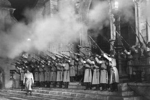 Soldaten schießen in einem Kinofilm