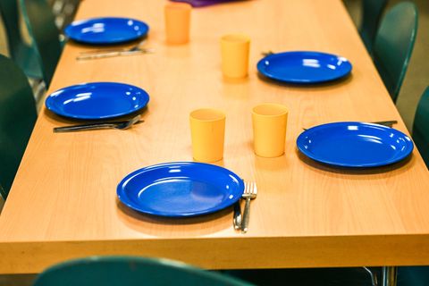 In Brandenburg fordert ein Bündnis ein gebührenfreies Schulessen für die Klassen 1 bis 6. (Symbolbild) Foto: Jens Kalaene/dpa