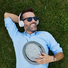 Ein Mann liegt auf einer Wiese