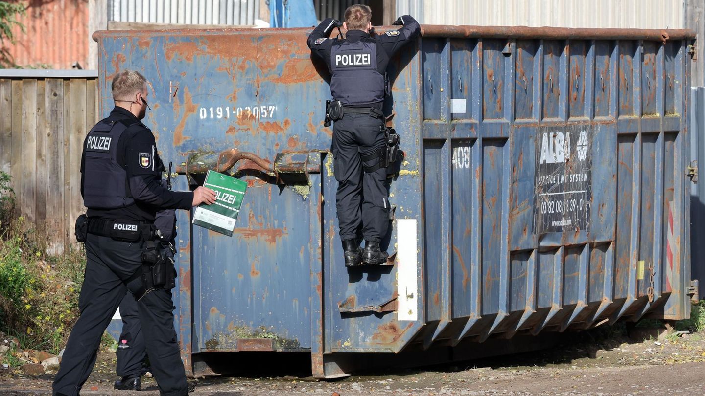 13. Oktober 2025: Fabian wird seit drei Tagen vermisst. Die Polizei sucht in einem Gewerbegebiet nach Hinweisen auf den Verbleib des Jungen.