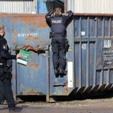 13. Oktober 2025: Fabian wird seit drei Tagen vermisst. Die Polizei sucht in einem Gewerbegebiet nach Hinweisen auf den Verbleib des Jungen.