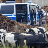 20. Oktober 2025: Die Polizei durchsucht einen Bauernhof in Reimershagen, etwa 14 Kilometer südlich von Güstrow, nach Hinweisen im Zusammenhang mit dem Tod von Fabian. Was genau die Ermittler suchen, sagen sie nicht.