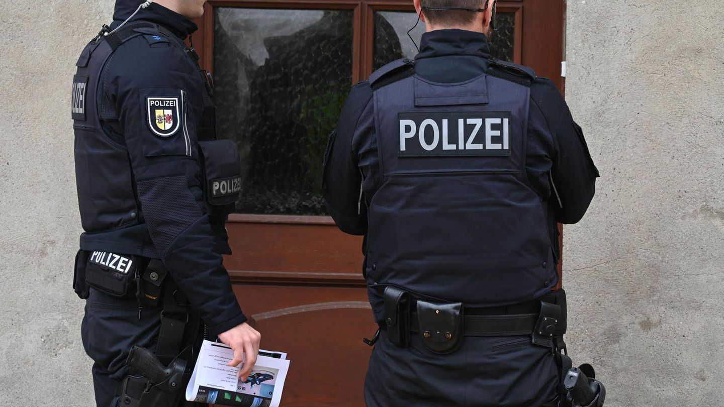 12. Oktober 2025: Die Polizei befragt Anwohner in Fabians Nachbarschaft. Eine Suche am Vortag blieb ergebnislos.