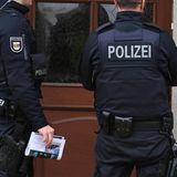 12. Oktober 2025: Die Polizei befragt Anwohner in Fabians Nachbarschaft. Eine Suche am Vortag blieb ergebnislos.