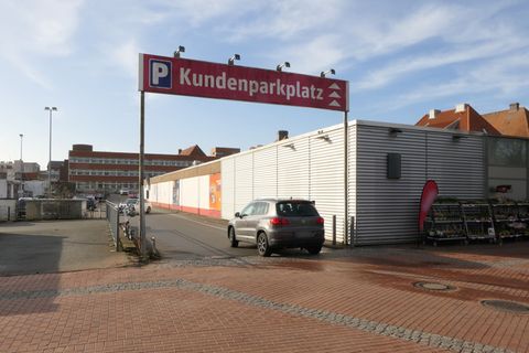 Vor einem Supermarkt war am Mittwochabend gegen 20.45 Uhr ein Streit derart eskaliert, dass ein Jugendlicher starb. Nach dpa-Inf