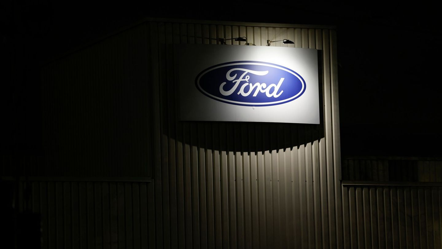 Ford-Logo am frühen Morgen in Köln. Foto: Thomas Banneyer/dpa