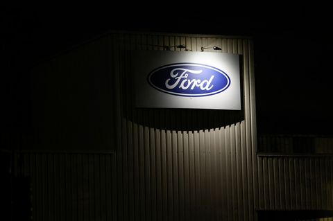 Ford-Logo am frühen Morgen in Köln. Foto: Thomas Banneyer/dpa