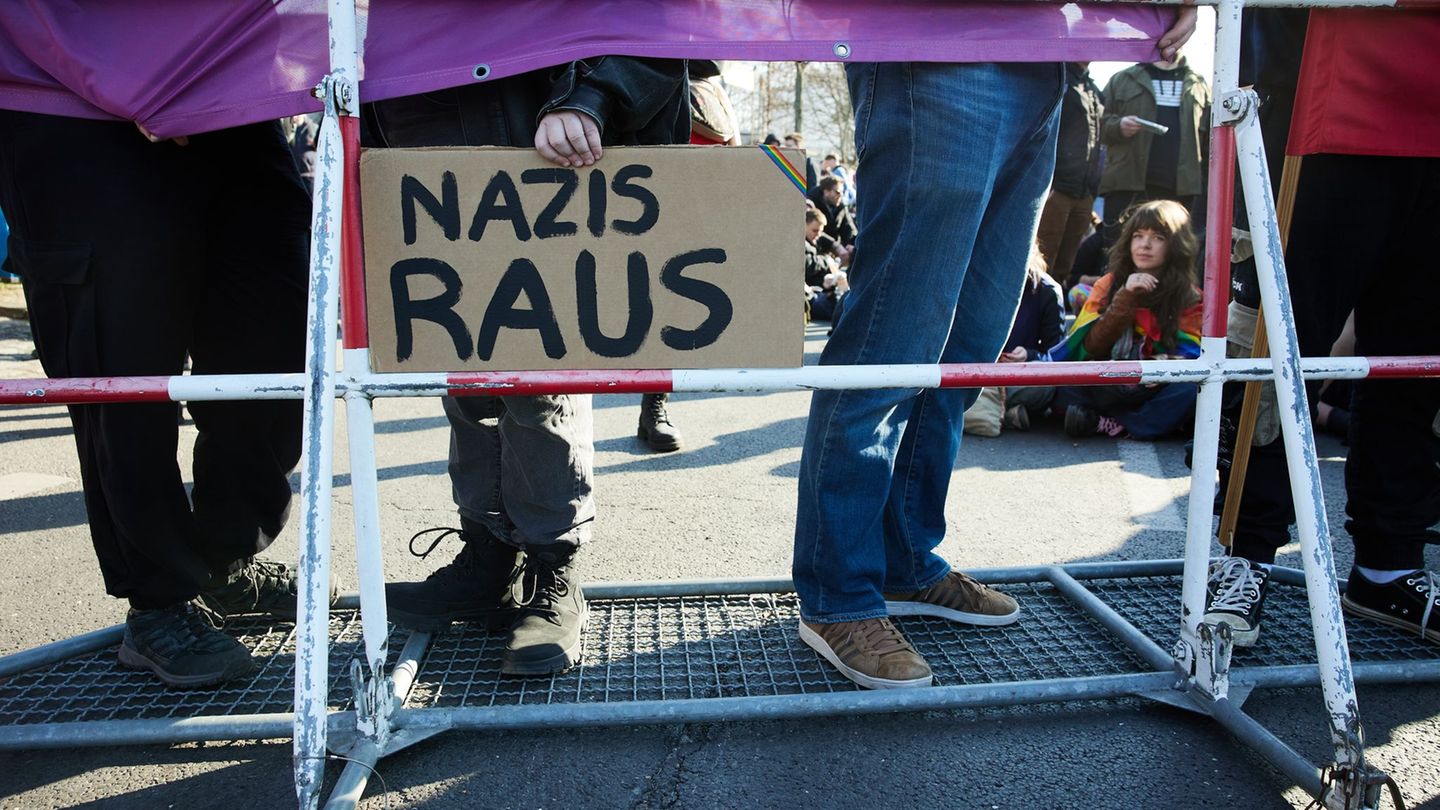 Extremismus: Demonstrationen von Neonazis und Verschwörungsanhängern