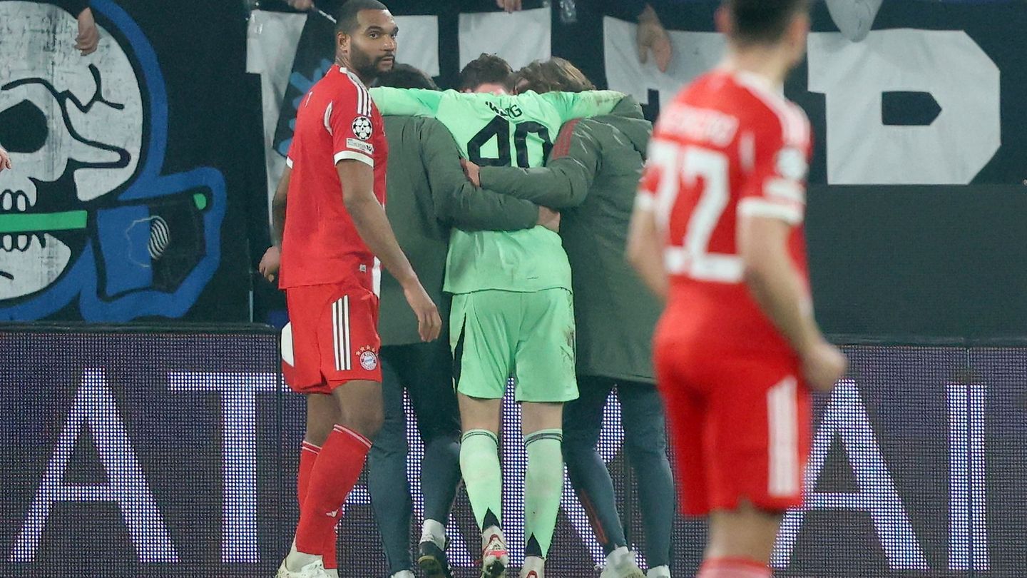Jonas Urbig muss in Bergamo vom Platz geführt werden. Der Torwart erlitt eine Gehirnerschütterung. Foto: Jan Woitas/dpa