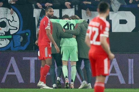 Jonas Urbig muss in Bergamo vom Platz geführt werden. Der Torwart erlitt eine Gehirnerschütterung. Foto: Jan Woitas/dpa