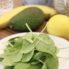 Verschiedene Lebensmittel liegen auf einem Tisch.