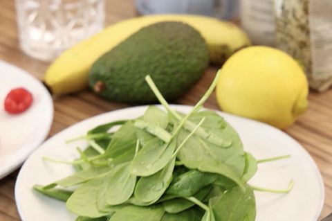 Verschiedene Lebensmittel liegen auf einem Tisch.