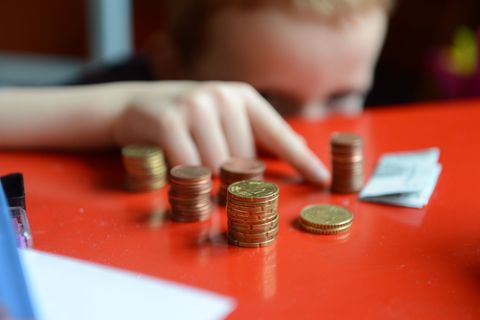 Die Verbraucherbehörde empfiehlt Eltern, den Umgang ihrer Kinder mit Geld zu stärken. (Symbolbild) Foto: Jens Kalaene/dpa-Zentra