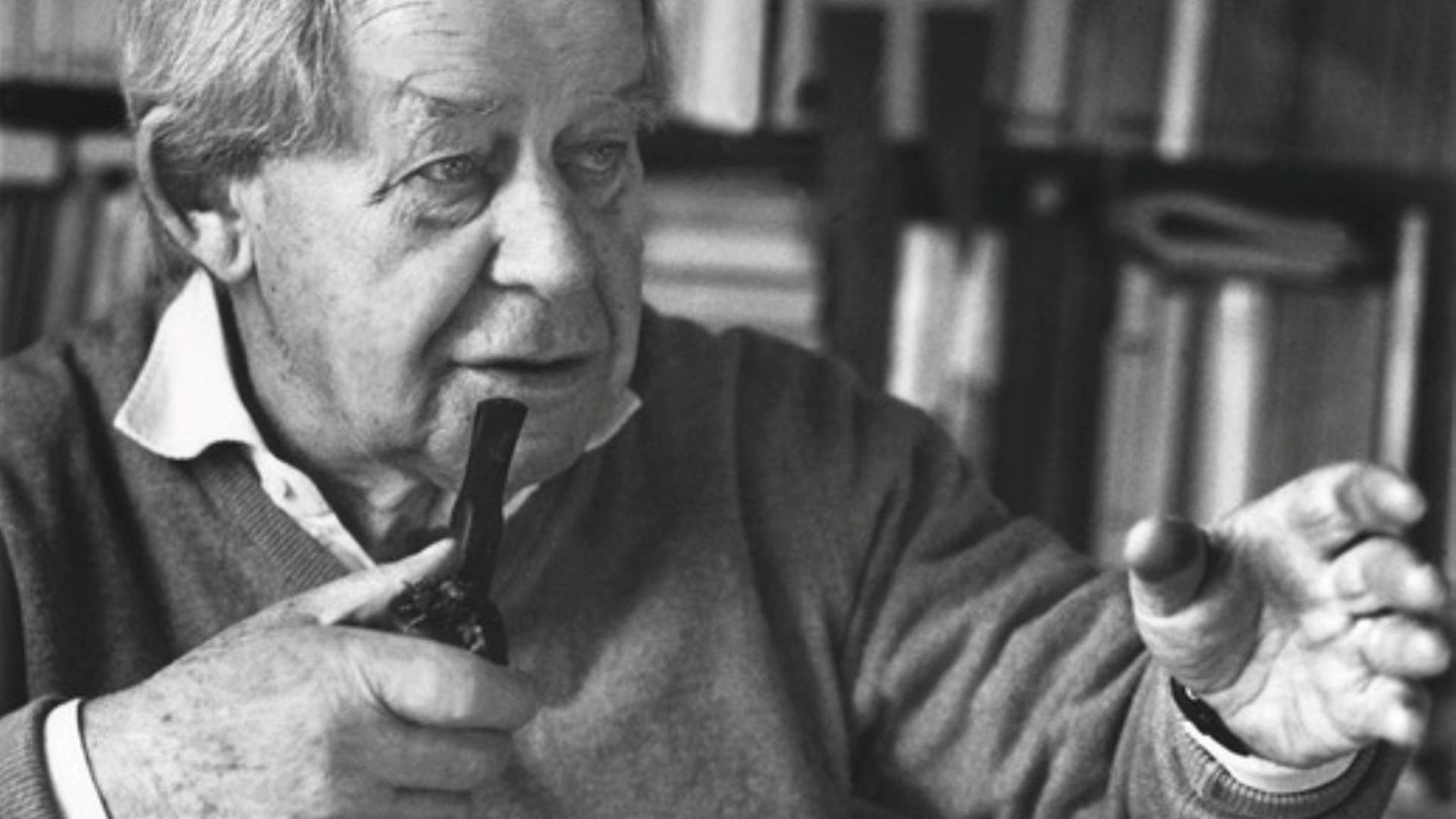 Bis zu seinem Tod am 17. Oktober 2008 blieb Siegfried Lenz ein Autor mit Haltung. Themen wie Pflicht und individuelle Verantwortung in autoritären Systemen durchziehen seine Werke und verleihen ihnen angesichts heutiger politischer Konflikte neue Relevanz.