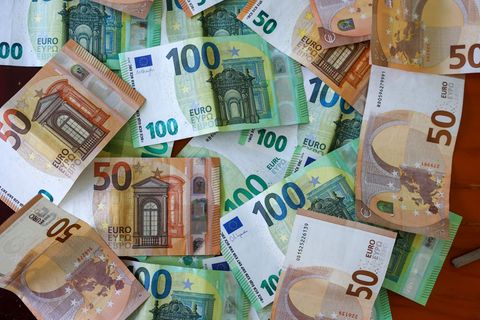 Bei Hausdurchsuchungen fanden die Ermittler viel Bargeld. (Symbolbild) Foto: Jan Woitas/dpa