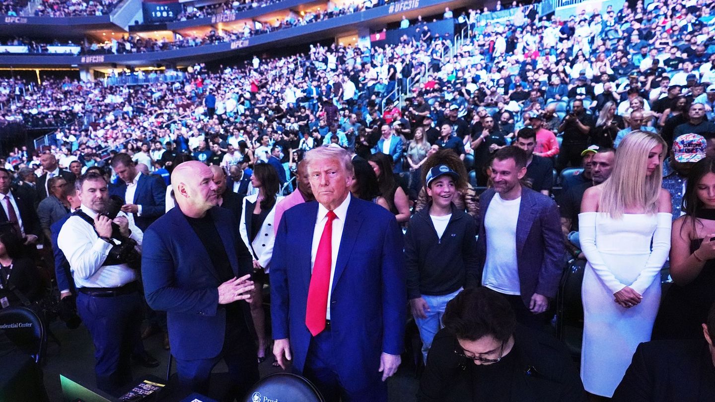 US-Präsident Donald Trump - hier mit UFC-Boss Dana White - gilt als Mixed-Martial-Arts-Fan. Athleten des Kampfsports sollen nun