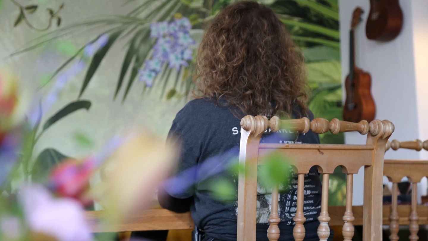 Seit gut anderthalb Jahren bereitet die Erzieherin mit ihren Geschenken anderen eine Freude. Foto: Benjamin Müller/dpa