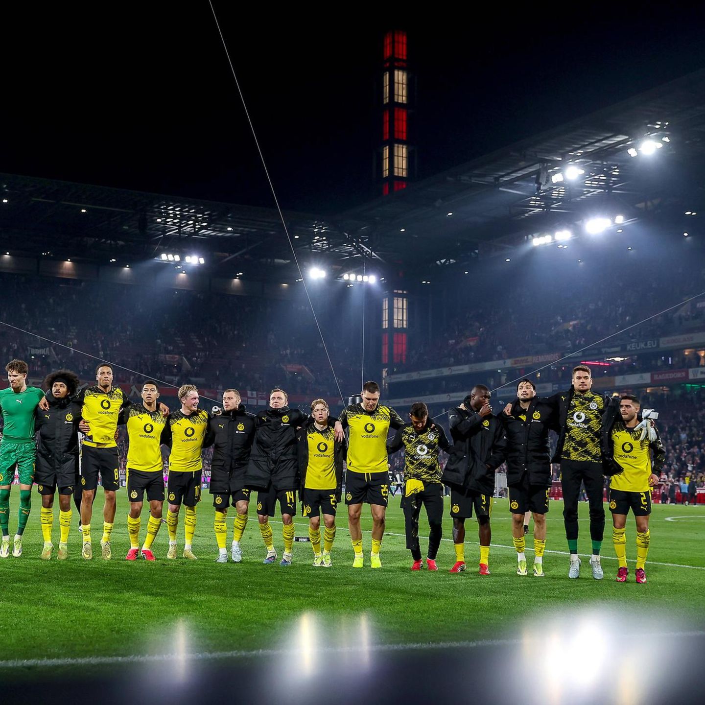 Borussia Dortmund: Die BVB-Spieler feiern nach ihrem 2:1-Sieg in Köln