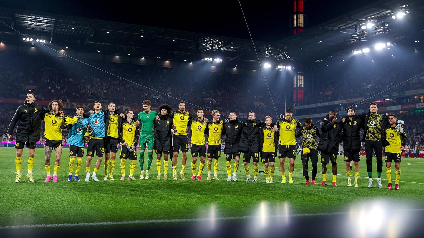 Borussia Dortmund: Die BVB-Spieler feiern nach ihrem 2:1-Sieg in Köln