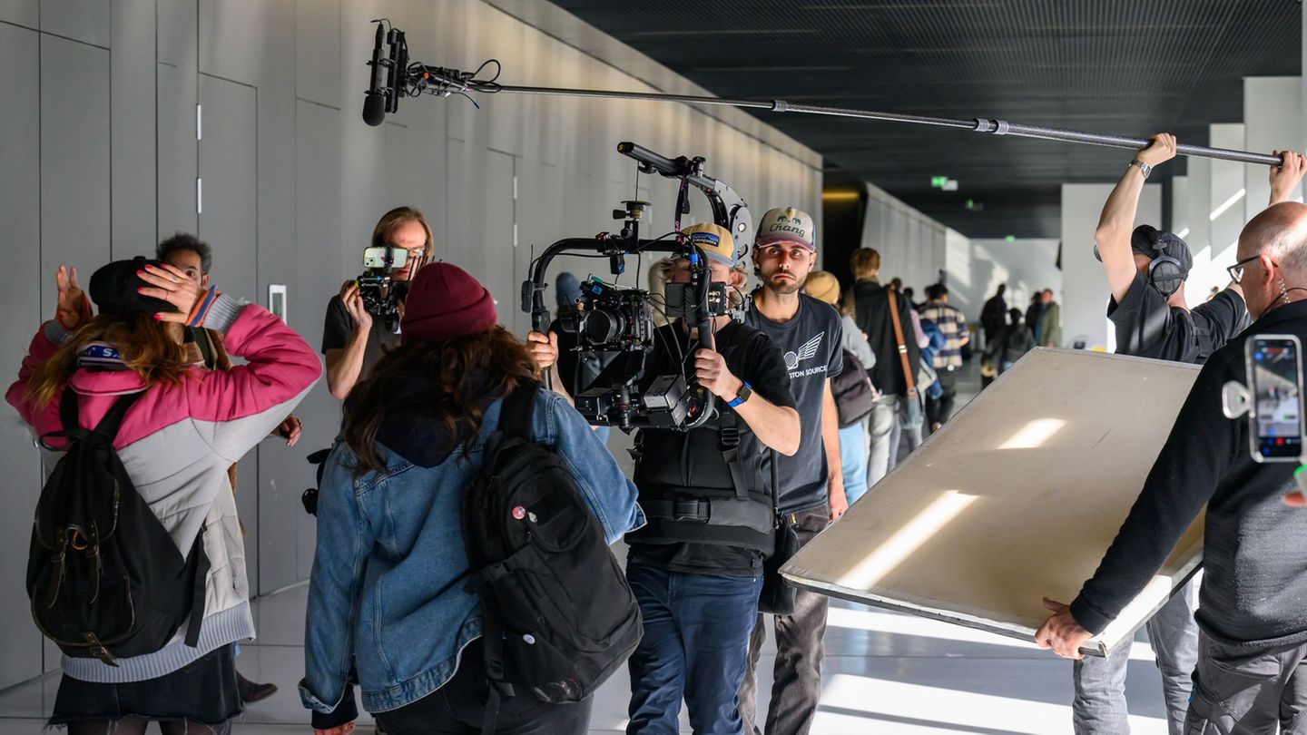 Ein Schauplatz der Dreharbeiten für die Verfilmung des Bestseller-Romans "Superbusen" ist die Technische Universität Chemnitz. D