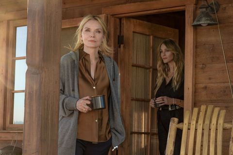 Stacy Clyburn (Michelle Pfeiffer) und ihre Tochter Abigail (Beau Garrett) suchen in der Natur von Montana nach Antworten. Foto:
