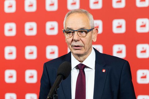 IG-BCE-Chef Michael Vassiliadis warnt vor einem Kahlschlag, etwa in der Chemieindustrie (Archivbild) Foto: Michael Matthey/dpa