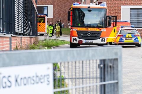 Nach Angaben der Feuerwehr Hannover wurde in einem Klassenraum einer achten Klasse eine unbekannte Substanz versprüht. Foto: Jul