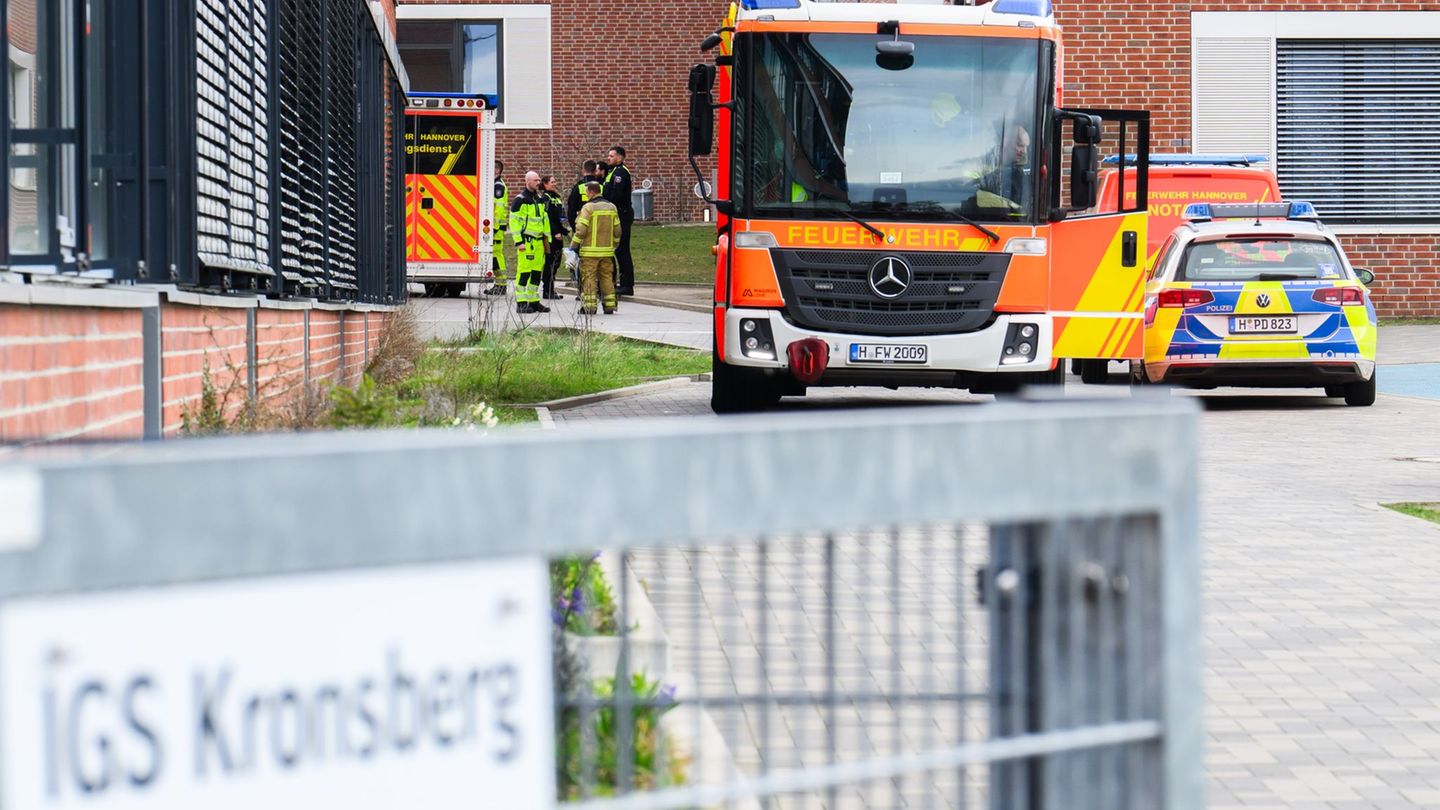 Nach Angaben der Feuerwehr Hannover wurde in einem Klassenraum einer achten Klasse eine unbekannte Substanz versprüht. Foto: Jul