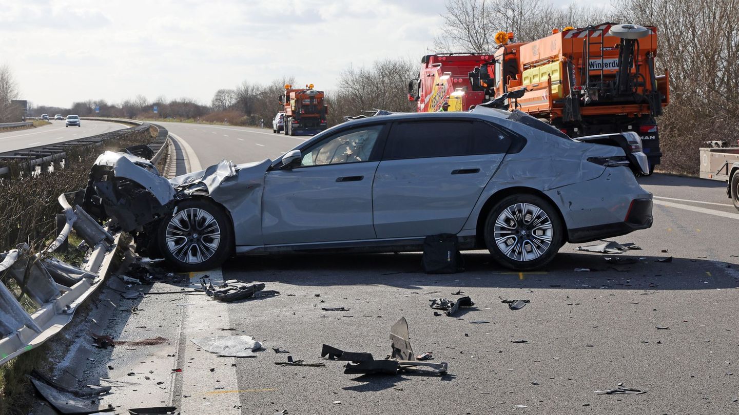Die Polizei geht derzeit davon aus, dass der Fahrer des Lastwagens (r) den Unfall verursacht hat. Foto: Bernd Wüstneck/dpa
