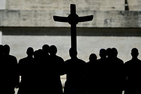 Kirchliche Würdenträger mit Kruzifix