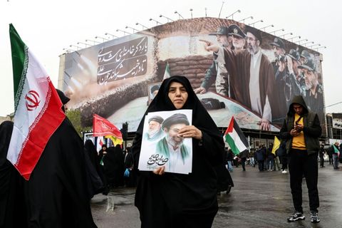 Frau nimmt an Kündgebung in Teheran teil